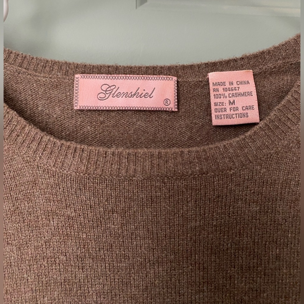 Glenshiel 100% Cashmere sweater

Size: M
Bust: 17.5

Dry Clean Only